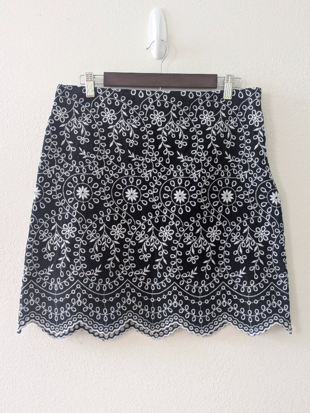 LOFT Black White Eyelet Embroidered Cotton Skirt Size 8 Scalloped Hem